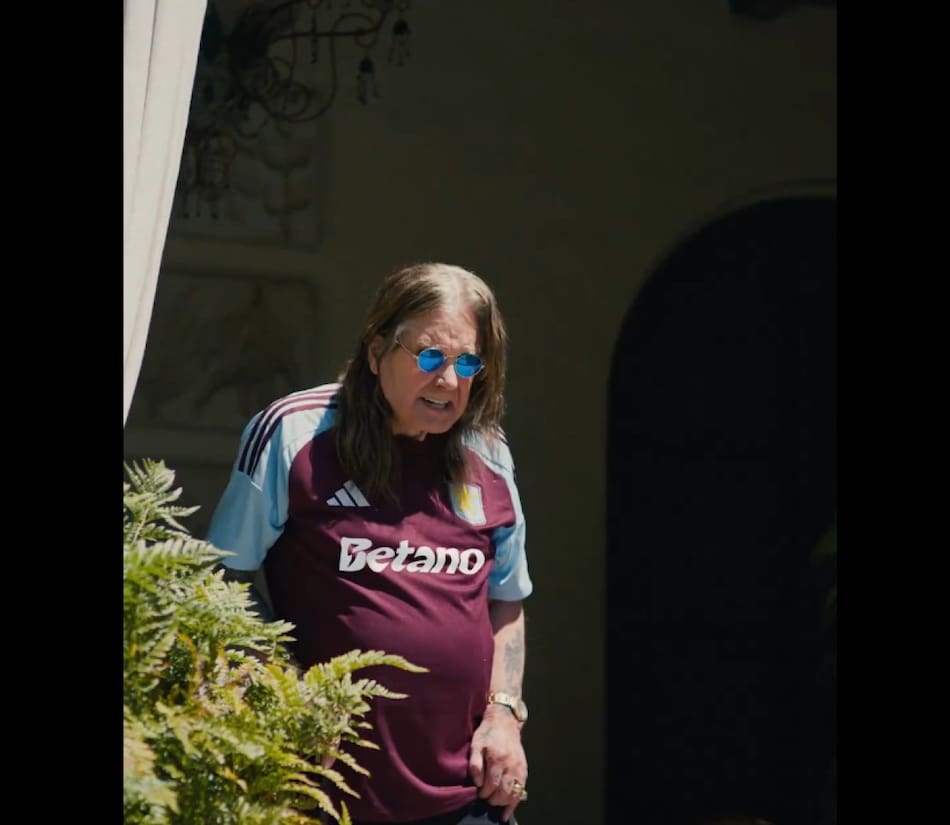 Ozzy Osbourne en el video del Aston Villa. Foto: Captura video.