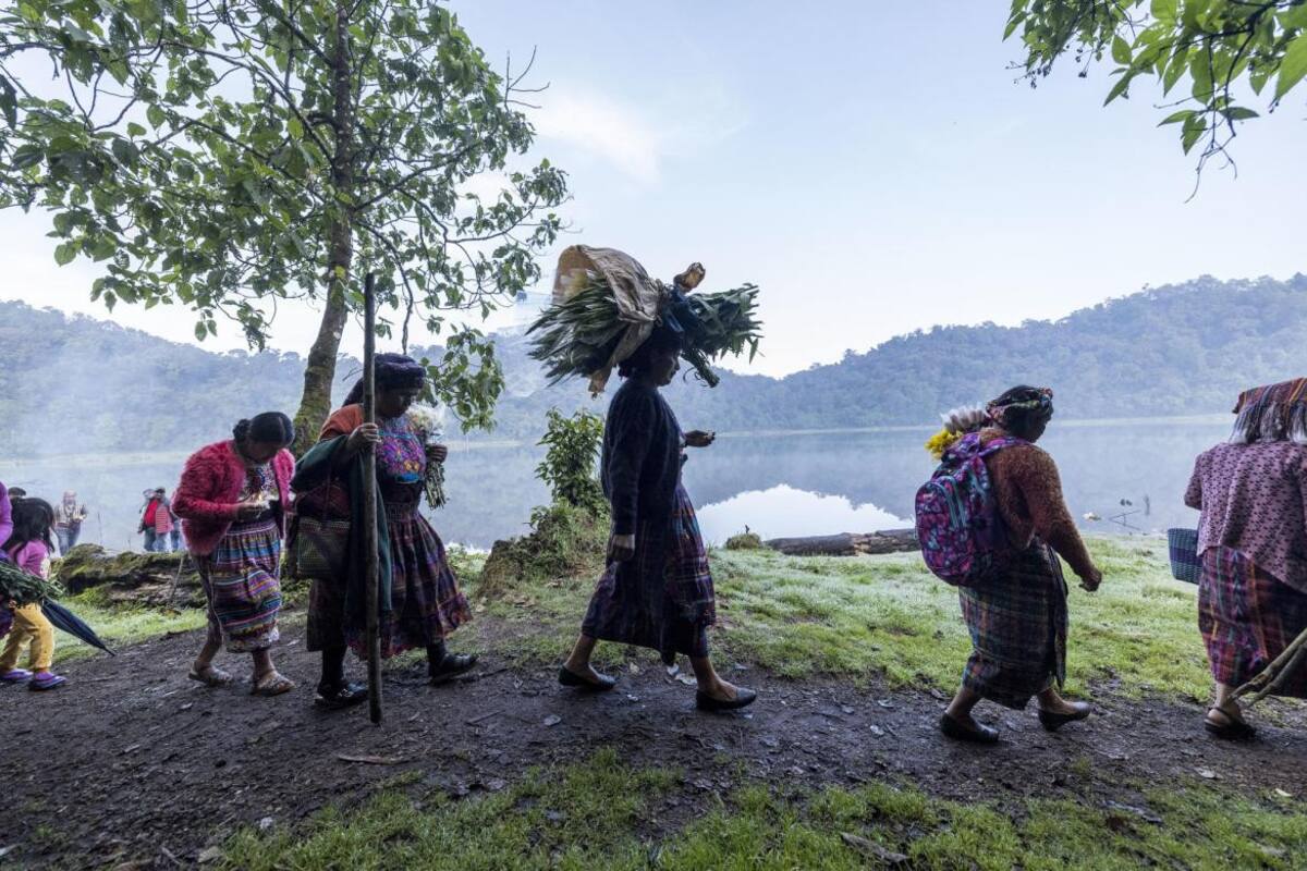 Indígenas participan en una ceremonia en la que agradecen a la naturaleza por la lluvia. Foto: EFE.
