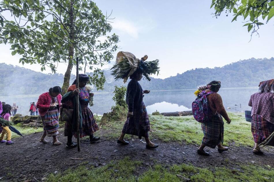 Indígenas participan en una ceremonia en la que agradecen a la naturaleza por la lluvia. Foto: EFE.