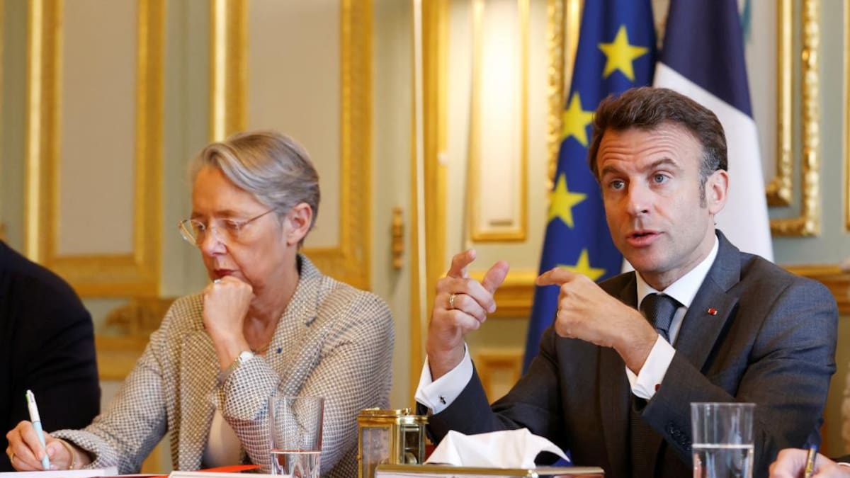 Emmanuel Macron, el presidente de Francia, junto a la Primera Ministra, Elisabeth Borne. Foto: Reuters.