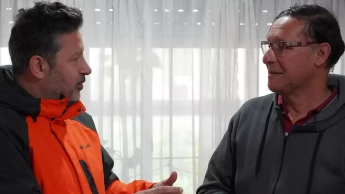 Gustavo Menéndez entregó escrituras de viviendas a vecinos de Merlo