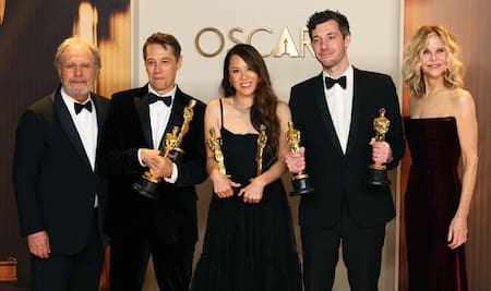 El director Sean Baker y los productores Alex Coco y Samantha Quan posan con el Oscar a mejor película para "Anora". Foto: Reuters / Daniel Cole.