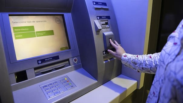 No solo en los bancos: dónde se puede sacar efectivo si no hay dinero en los cajeros automáticos