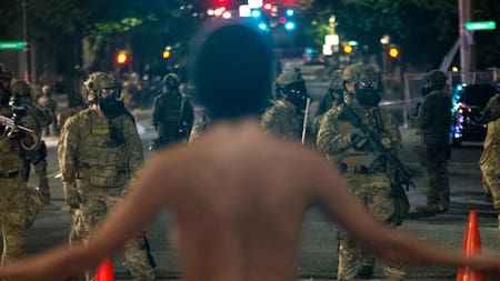 Manifestante desnuda se enfrenta a los agentes federales, Portland, REUTERS