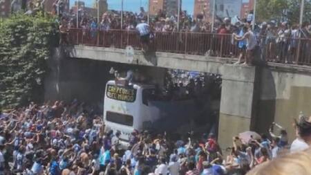 Dos hinchas se tiraron de un puente para colarse en el micro de la Selección. Foto: NA.
