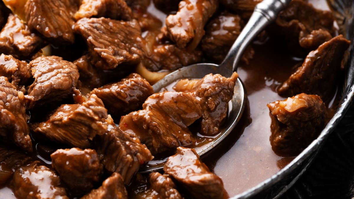 La carne a la olla es una de las preparaciones más sabrosas y reconfortantes de la cocina casera.