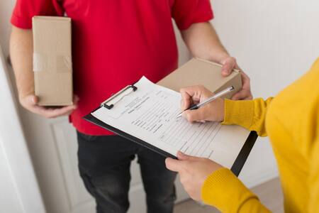 Servicio courier, envio puerta a puerta. Foto Freepik