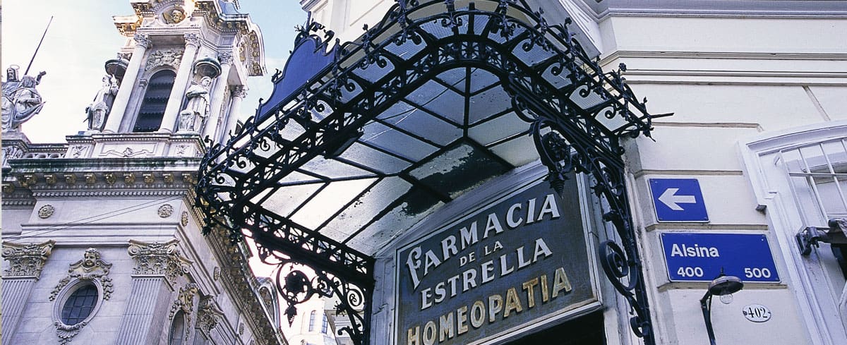 Fachada de la Farmacia La Estrella, la más antigua de Buenos Aires, en Defensa y Alsina, Monserrat. Actualmente es parte de Buenos Aires Museo.