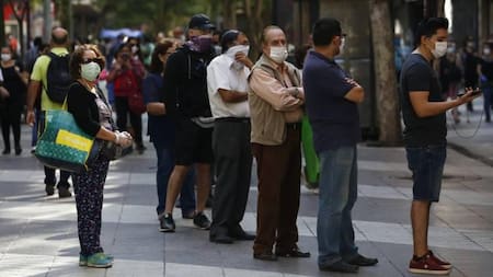 Coronavirus, Chile, fila de gente, Reuters