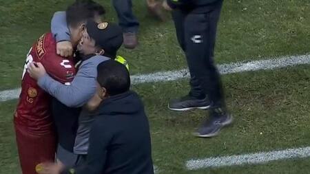 Festejo de Gaspar Servio y Diego Maradona en Dorados