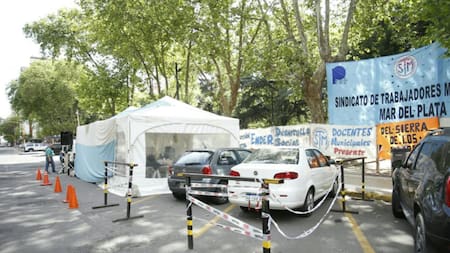 Carpa blanca de municipales en Mar del Plata (0223)