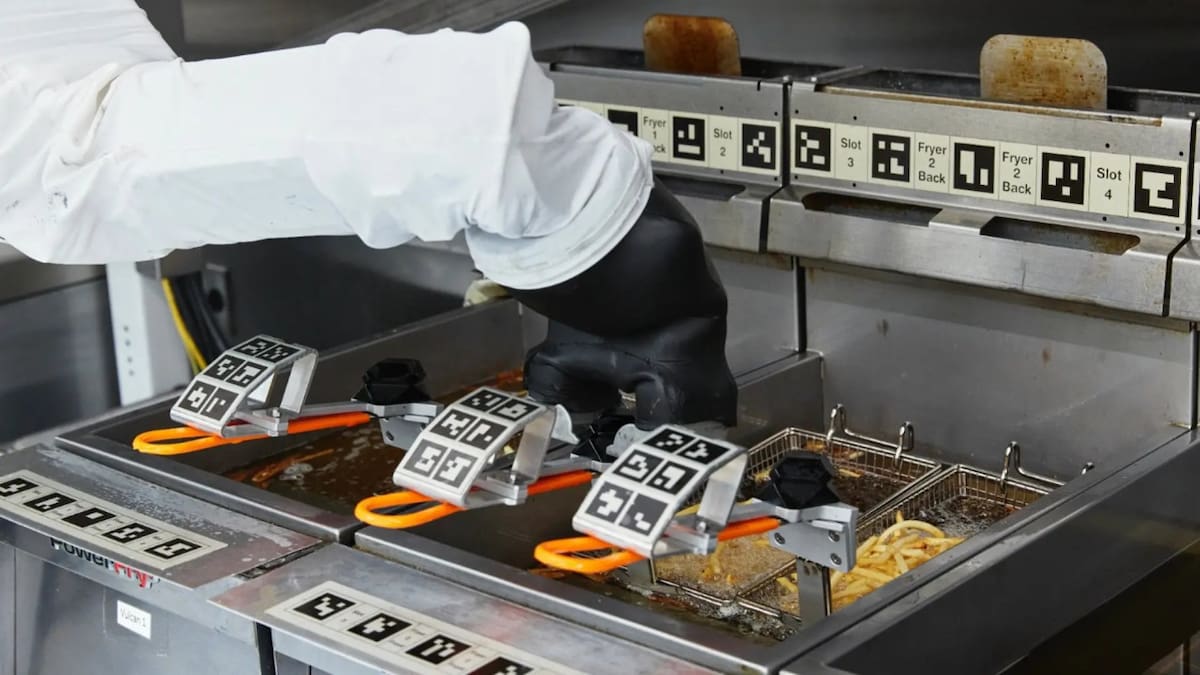Restaurant atendido por robots en Pasadena, Estados Unidos. Foto Twitter @OwenGregorian.