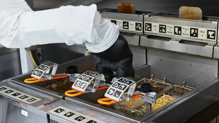 Restaurant atendido por robots en Pasadena, Estados Unidos. Foto Twitter @OwenGregorian.