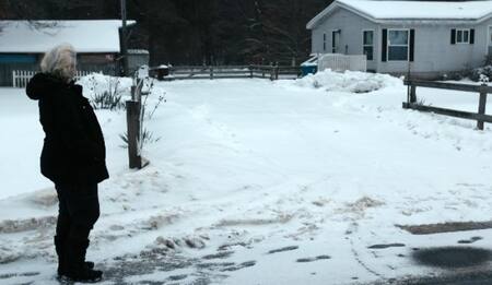 Cathy Terkanian frente a la casa de los Bowman, en "Entre las llamas: La hija perdida". Foto: Netflix