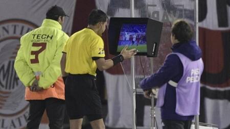 Víctor Carrillo en el VAR en el partido de Copa Libertadores entre River y Cerro Porteño