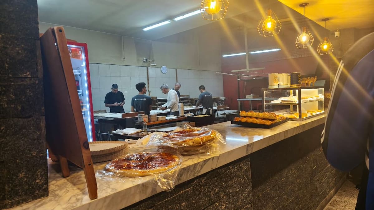 Un horno histórico, una receta llegada del Líbano y una fila que nunca falla