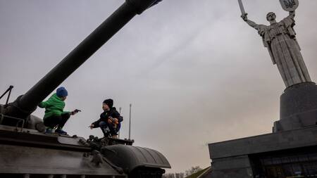 Niños juegan arriba de un tanque en Kiev. Foto: Reuters