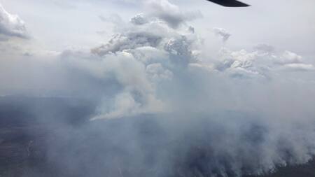 El humo de los incendios que arden en Australia. Foto: X (@NSWRFS).