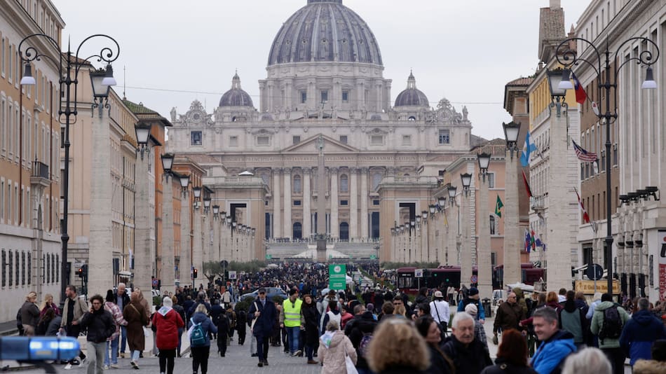 Los fieles rezan por la salud del papa Francisco en el Vaticano. Foto: Reuters/Remo Casilli