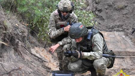 Mercenario Wagner y soldado bielorruso en entrenamiento conjunto. Foto: Reuters.