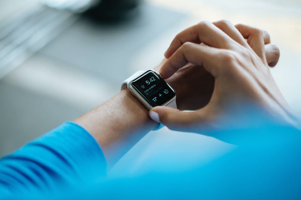 Los relojes Apple Watch cuentan con características importantes para la salud. Foto: Unsplash.