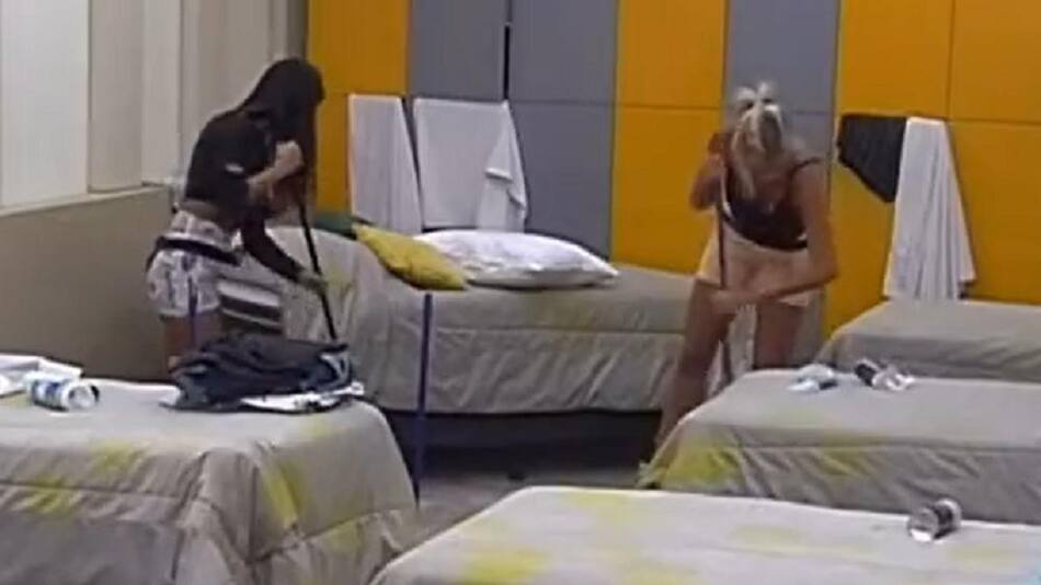 Camila y Daniela limpiando. Foto: captura.