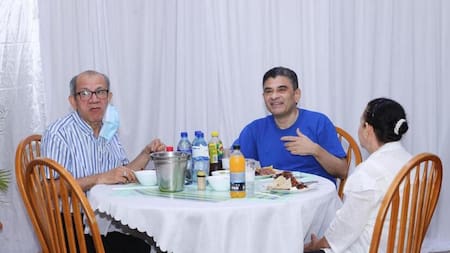 Rolando Álvarez cenando con sus hermanos en el penal. Foto: EFE.