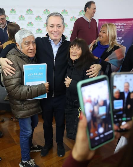 Fernando Gray entregó 87 escrituras. Foto: @fernando.gray