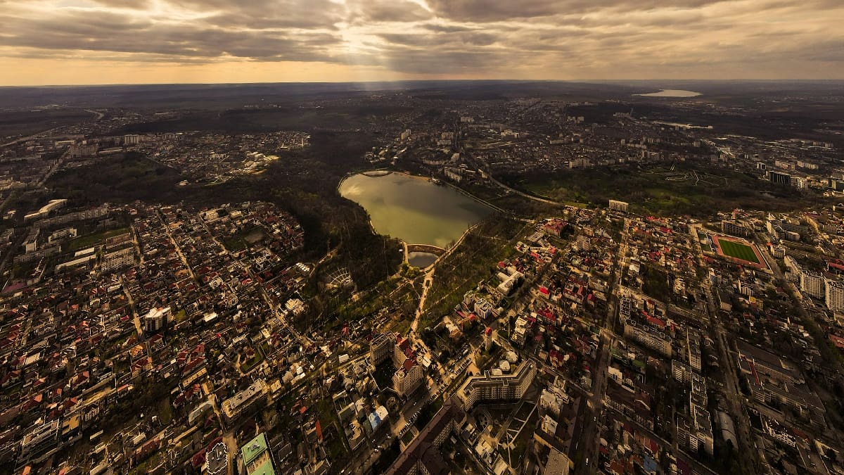 Pocos lo visitan, pero es el país más barato de Europa y guarda una ciudad subterránea del vino de 120 kilómetros