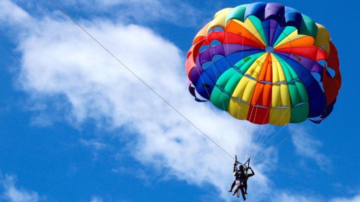 Video: una turista británica de 66 años murió en un brutal accidente de parasailing al estrellarse contra las rocas