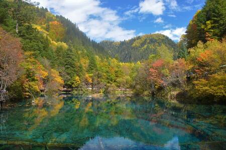 El valle de Jiuzhaigou, en China. Foto: Unsplash.