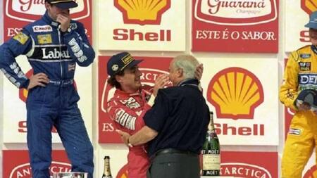 Ayrton Senna y Juan Manuel Fangio, celebrando un triunfo del brasileño. Foto: NA
