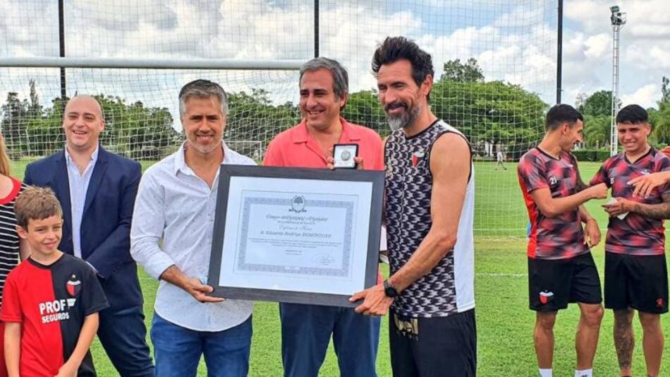 El diputado Leandro Bussato estuvo con el plantel de Colón, foto NA