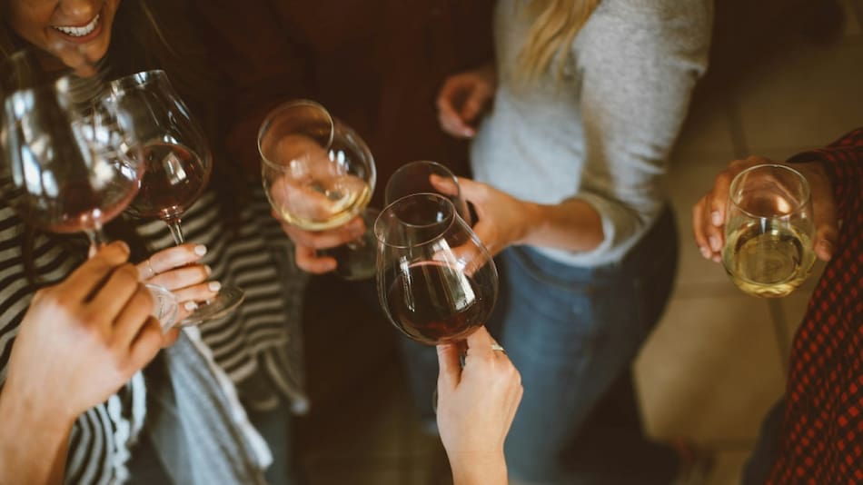 Consumo social del alcohol. Foto: Unsplash.