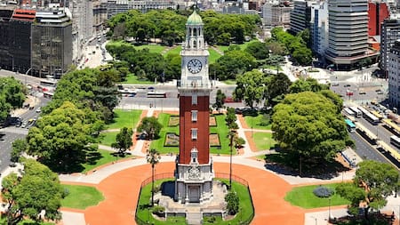 La torre porteña que nadie nombra bien: está en un barrio histórico y se alza sobre un parque clave en la historia de San Martín