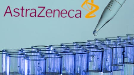 AstraZeneca suspende su vacuna contra el COVID en todo el mundo