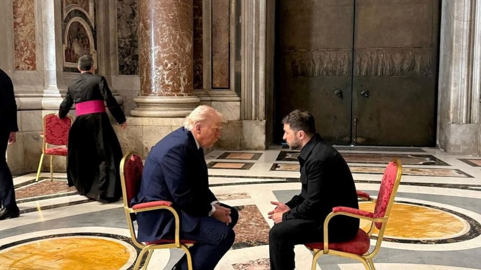 Encuentro de Donald Trump y Volodimir Zelenski en el funeral del Papa Francisco. Video: REUTERS.