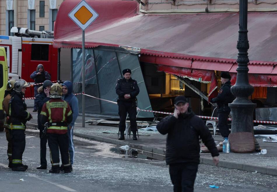 El café destruido después de la explosión donde murió el bloguero ruso. Video: Reuters.