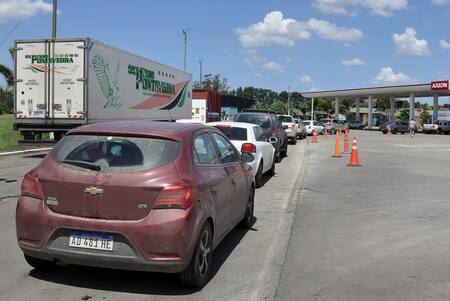 Largas filas para no quedarse sin combustible en Argentina. Foto: NA.