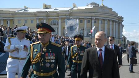 Putin y Shoigú en el Día de la Armada. Foto: Reuters.