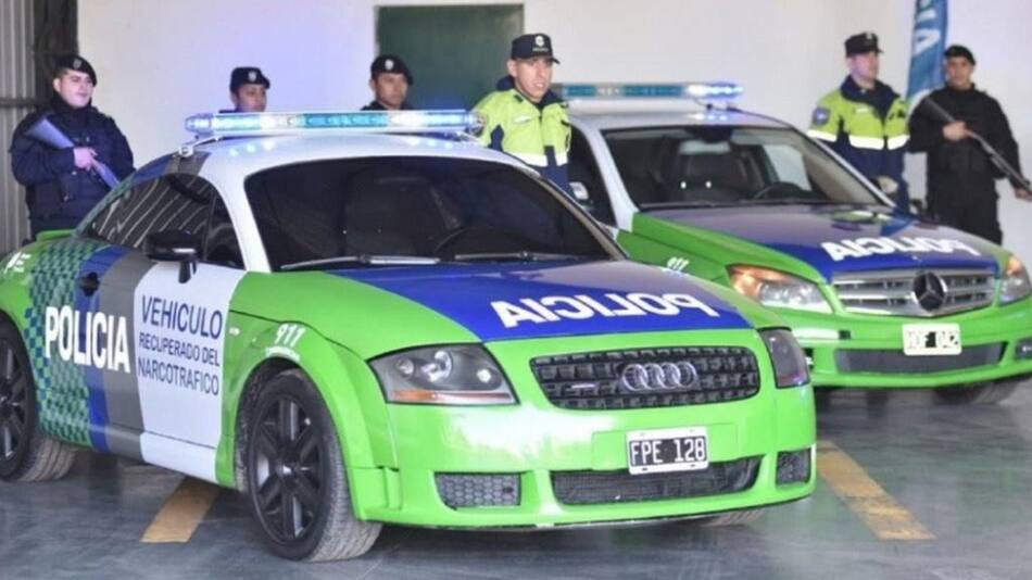 Autos de lujo "recuperados del narcotráfico"