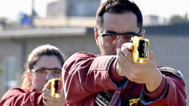 Así fue el momento en que policías de la Ciudad usaron por primera vez una pistola Taser