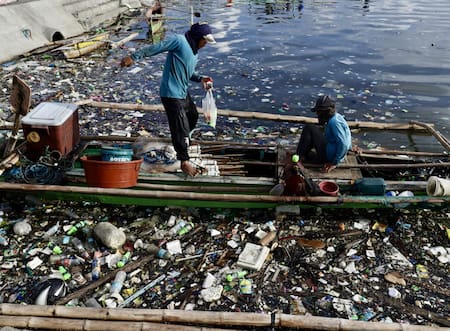 Fotografía de archivo, tomada el 03/06/2025, que muestra a un barquero en la costa de la bahía de Manila, Filipinas. EFE/ Francis R. Malasig