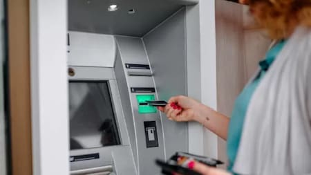 A partir de mayo se va a cobrar una comisión por extraer dinero de un banco que no sea el propio. Foto: Archivo.