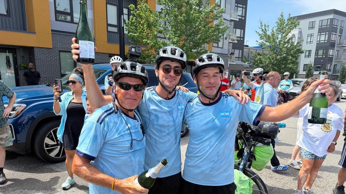 Tres entrerrianos posan tras completar los más de 17.000 kilómetros que los llevaron desde Gualeguaychú hasta Estados Unidos para alentar a la selección argentina.