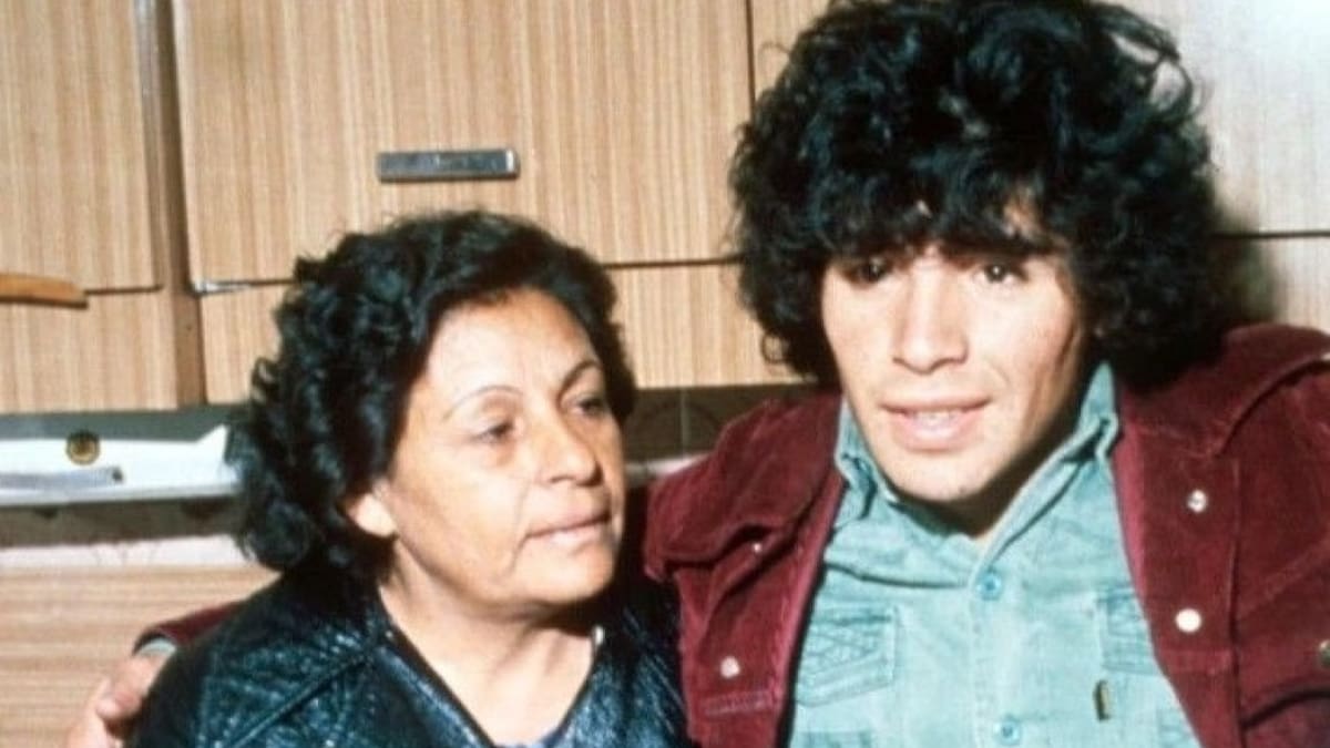 Diego Maradona junto a su madre Doña Tota. Foto: X @Juezcentral.