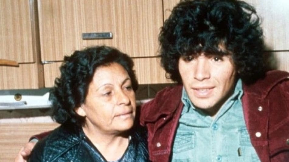 Diego Maradona junto a su madre Doña Tota. Foto: X @Juezcentral.