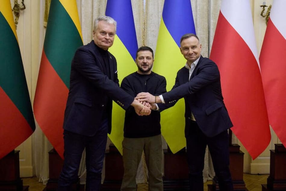 Volodímir Zelenski junto al presidente lituano Gitanas Nauseda (izquierda) y el mandatario polaco Andrzej Duda (derecho). Foto: Reuters.