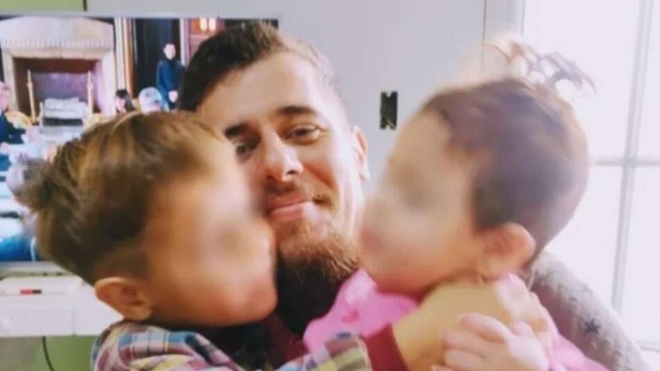 Christian Dupuy, padre de la víctima, en una foto junto a su hijo asesinado y su hermanita. Foto: Facebook de Christian Dupuy