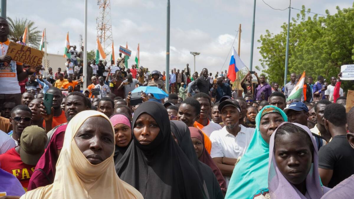 Manifestación en contra las sanciones impuestas a su país por la Comunidad Económica de los Estados de África Occidental (ECOWAS)